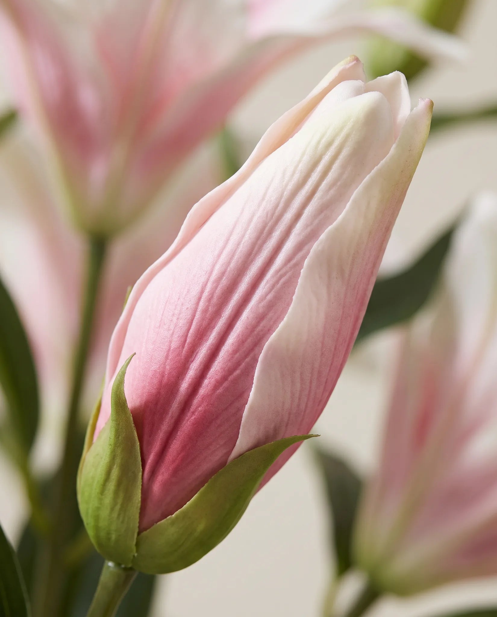 Détail du cœur rosé et des étamines du bouquet artificiel Aube Rosée