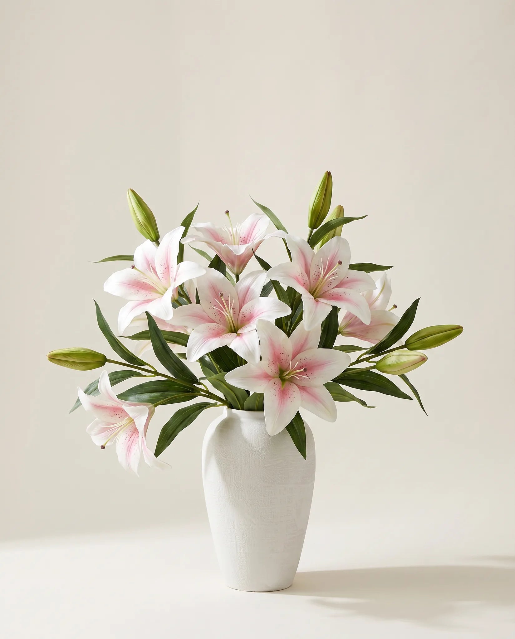 Bouquet artificiel de lys blancs au cœur rosé en gros plan