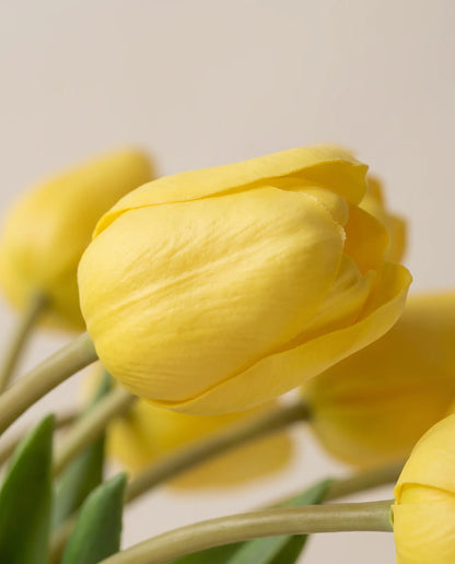 Gros plan sur les tulipes artificielles du bouquet Or de Hollande