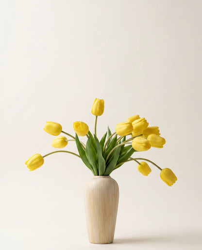 Bouquet artificiel de tulipes jaune vif en gros plan, corolles fermées