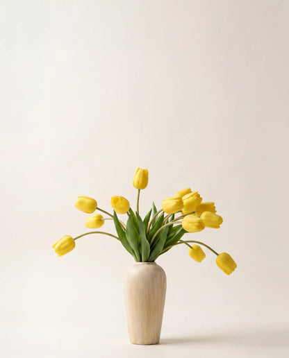 Bouquet artificiel de tulipes jaune vif dans un vase en céramique