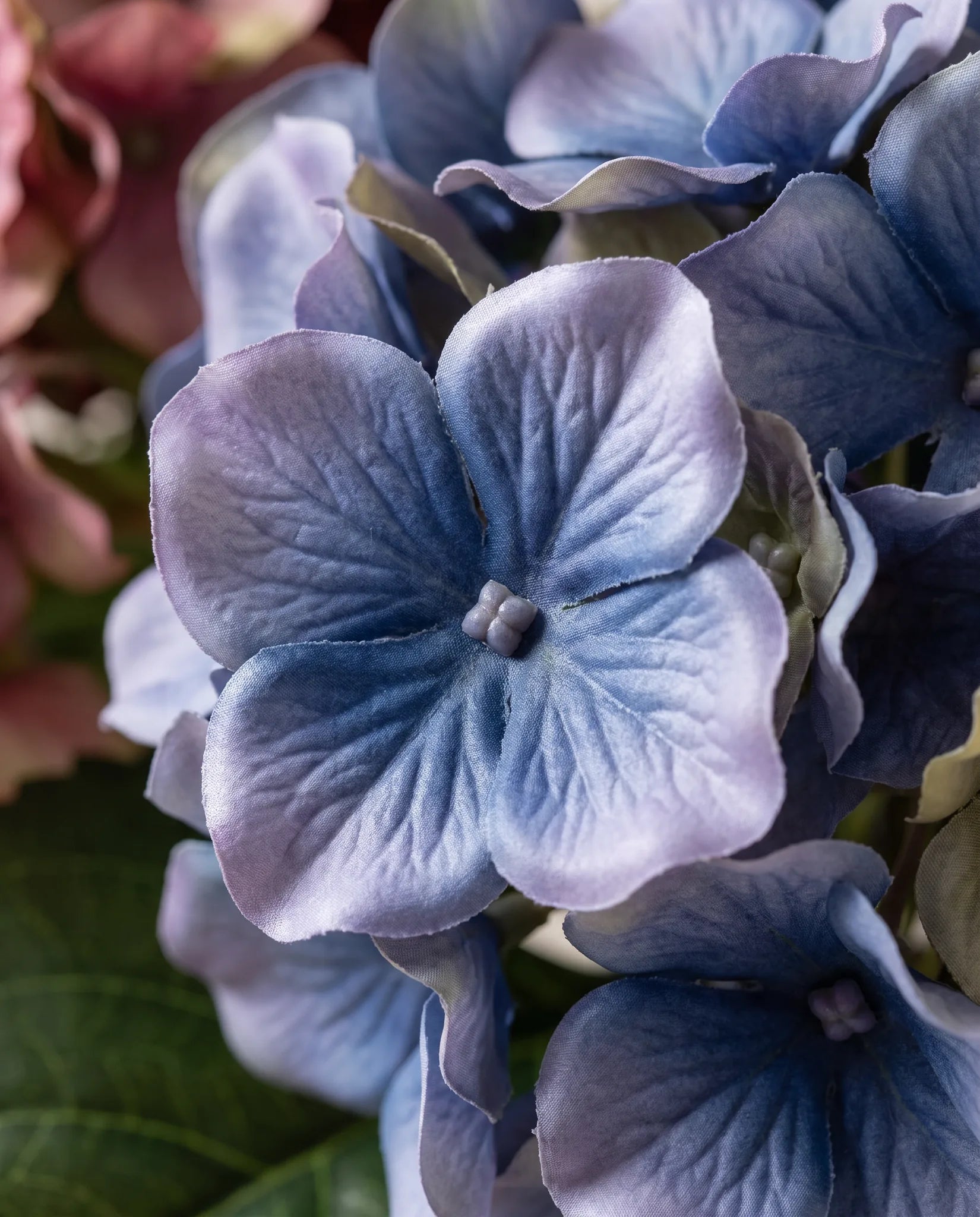 Gros plan sur les hortensias artificiels du bouquet Patine du Temps