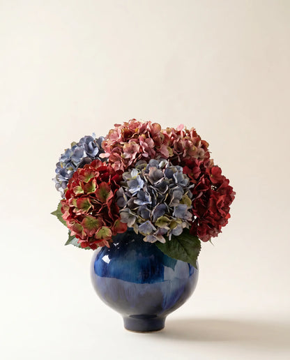 Bouquet artificiel d'hortensias aux teintes vintage en gros plan