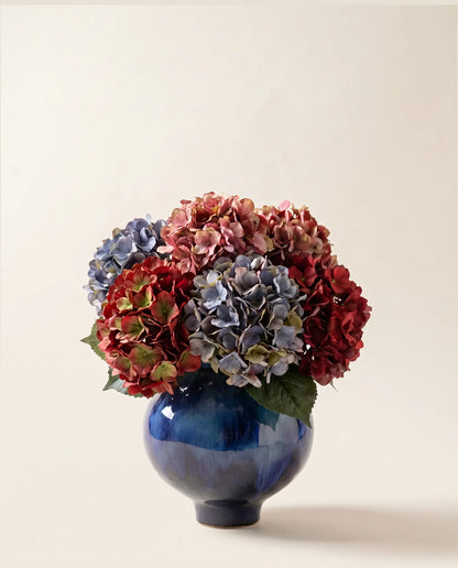 Bouquet artificiel d'hortensias multicolores dans un vase en céramique