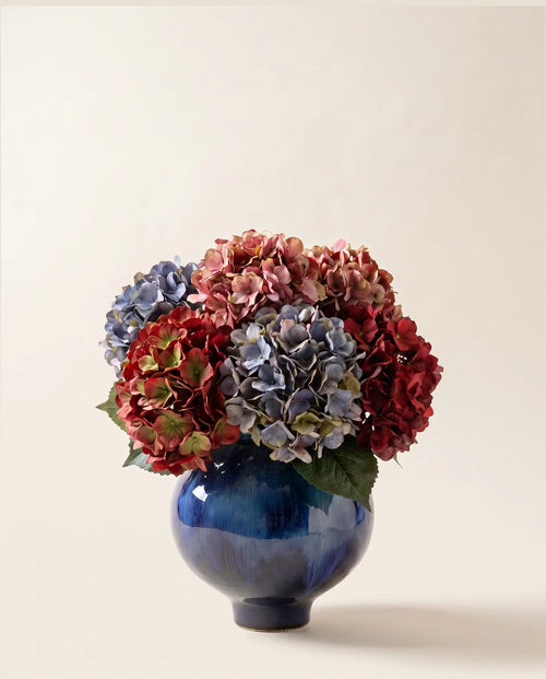 Bouquet artificiel d'hortensias multicolores dans un vase en céramique