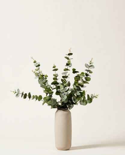 Bouquet artificiel d'eucalyptus vert gris en gros plan