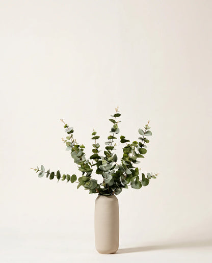 Bouquet artificiel d'eucalyptus vert gris dans un vase en céramique