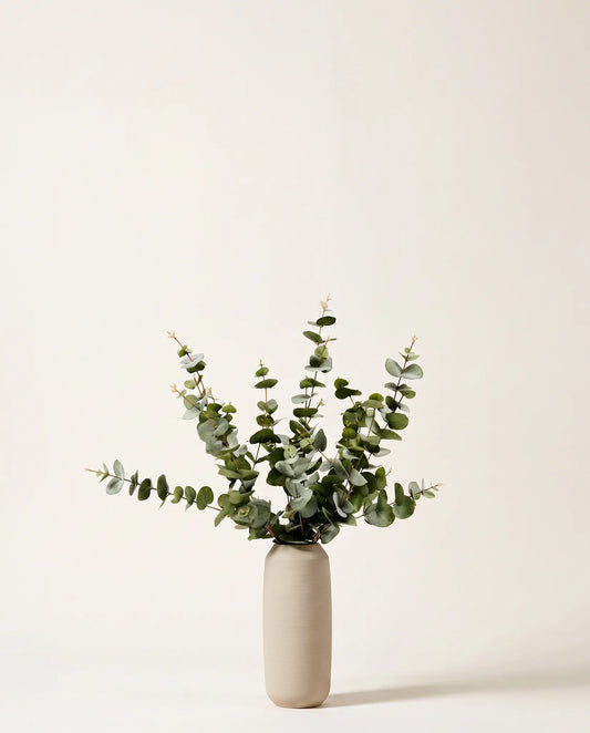 Bouquet artificiel d'eucalyptus vert gris dans un vase en céramique