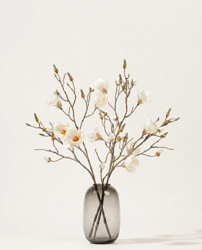 Vase verre ambré mat avec bouquet de magnolia blanc et taupe artificiel