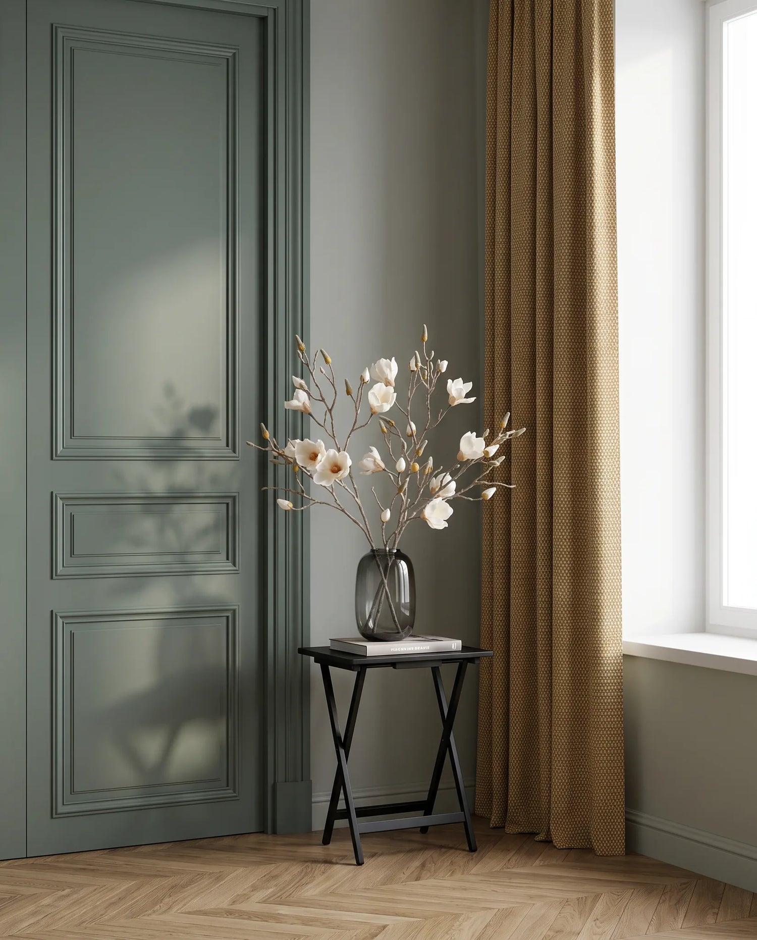 Branches de magnolia artificielles blanches dans une entrée à la porte vert sauge