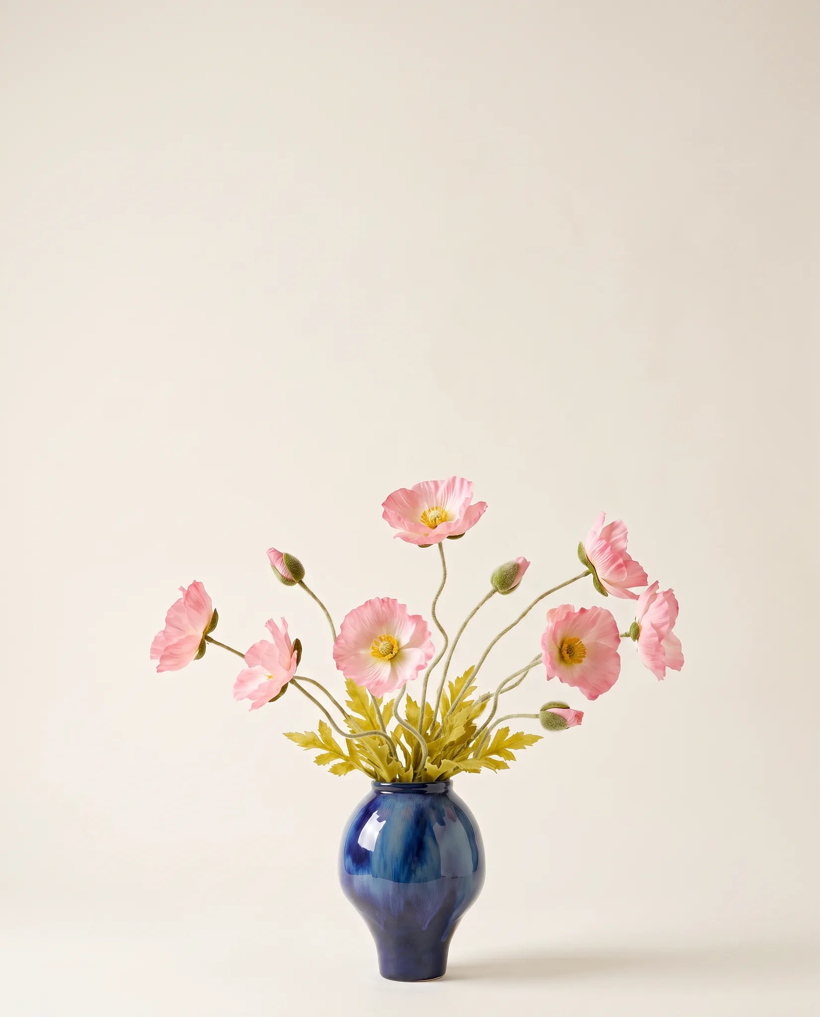 Bouquet artificiel de pavots d'Islande roses dans un vase en céramique
