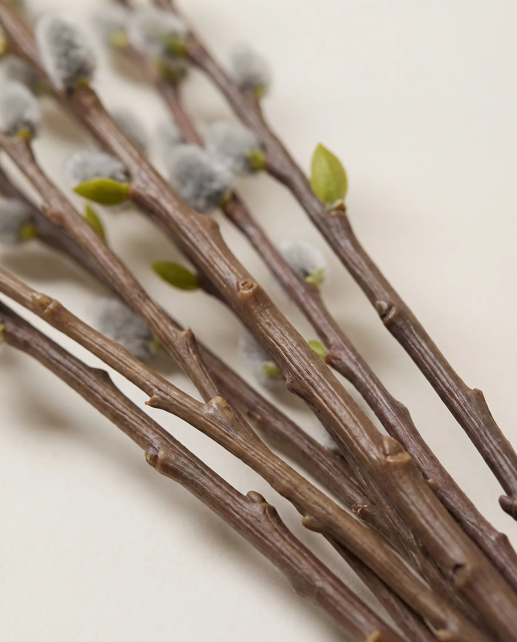 Détail du bois et des rameaux souples des branches artificielles Chatons d'Argent
