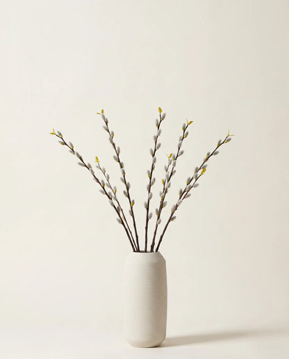 Vase céramique blanc crème strié avec bouquet de chatons de saule artificiels
