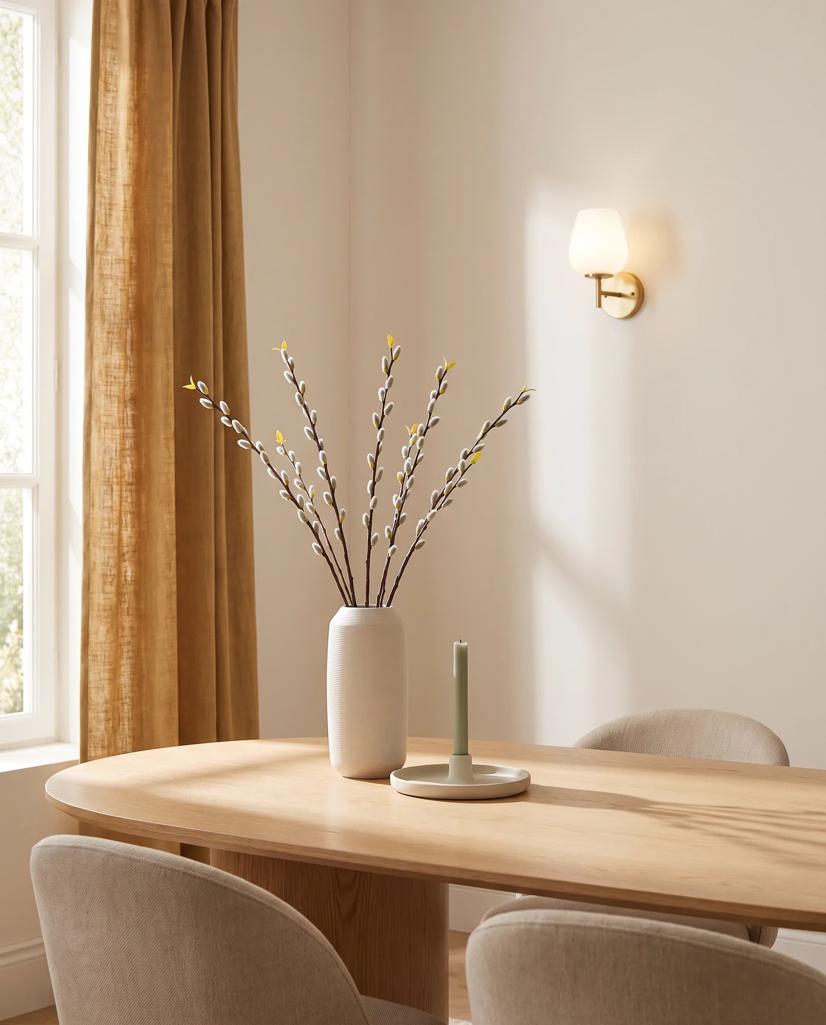 Branches de saule artificielles sur une table ovale en chêne clair, salle à manger