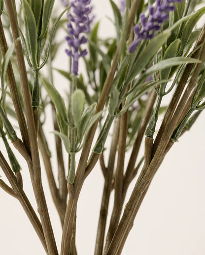 Détail des tiges fines et du feuillage vert du bouquet artificiel Bleu de Provence