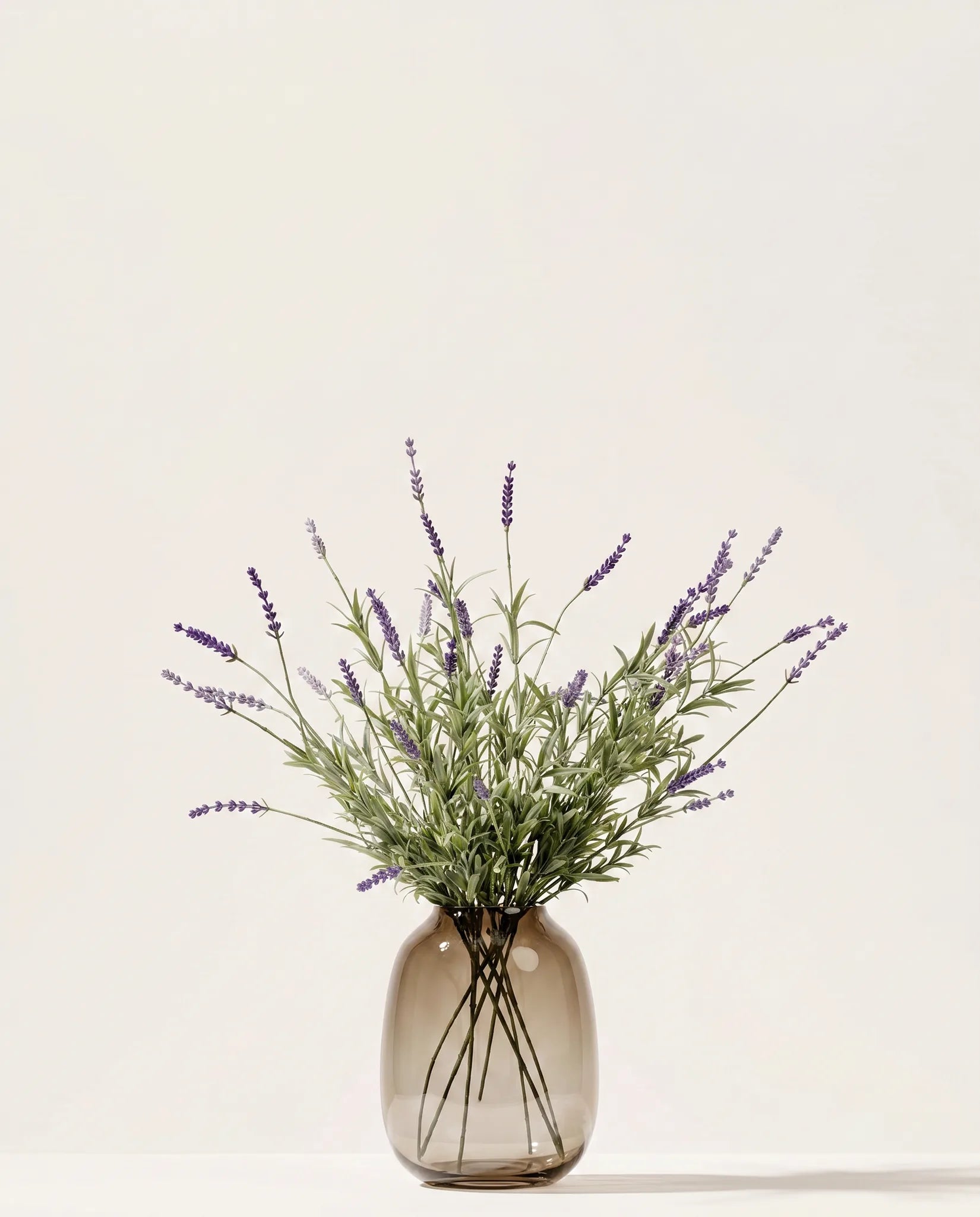 Bouquet artificiel de lavande violette en gros plan, épis serrés