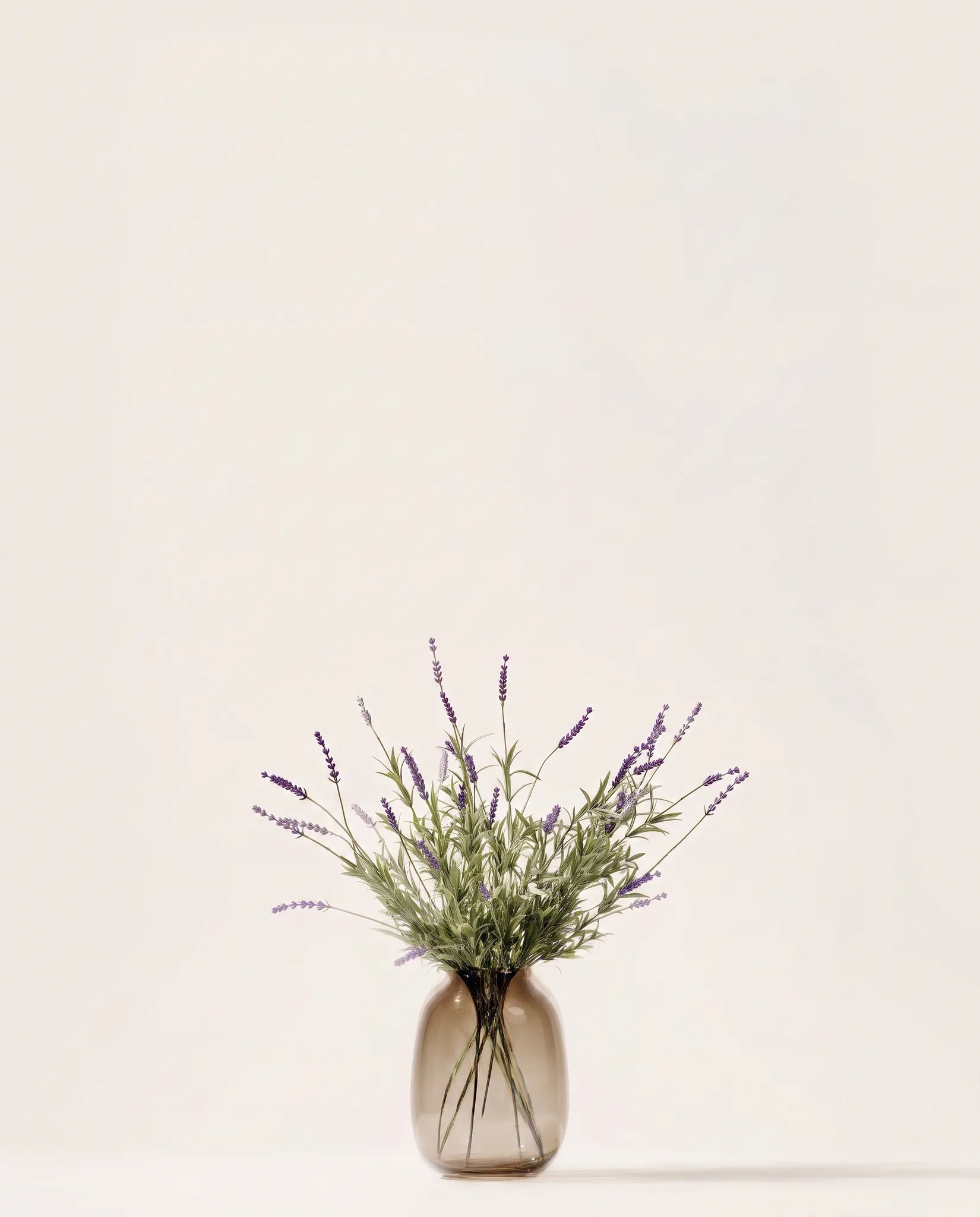 Bouquet artificiel de lavande violette dans un vase en verre ambré