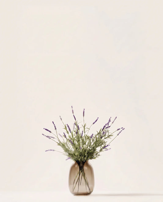 Bouquet artificiel de lavande violette dans un vase en verre ambré
