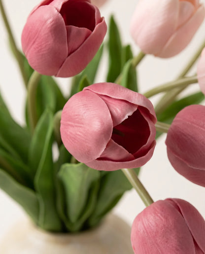 Gros plan sur les tulipes artificielles du bouquet Rose Bonbon