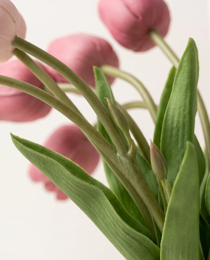 Détail des tiges courbes et des larges feuilles du bouquet artificiel Rose Bonbon