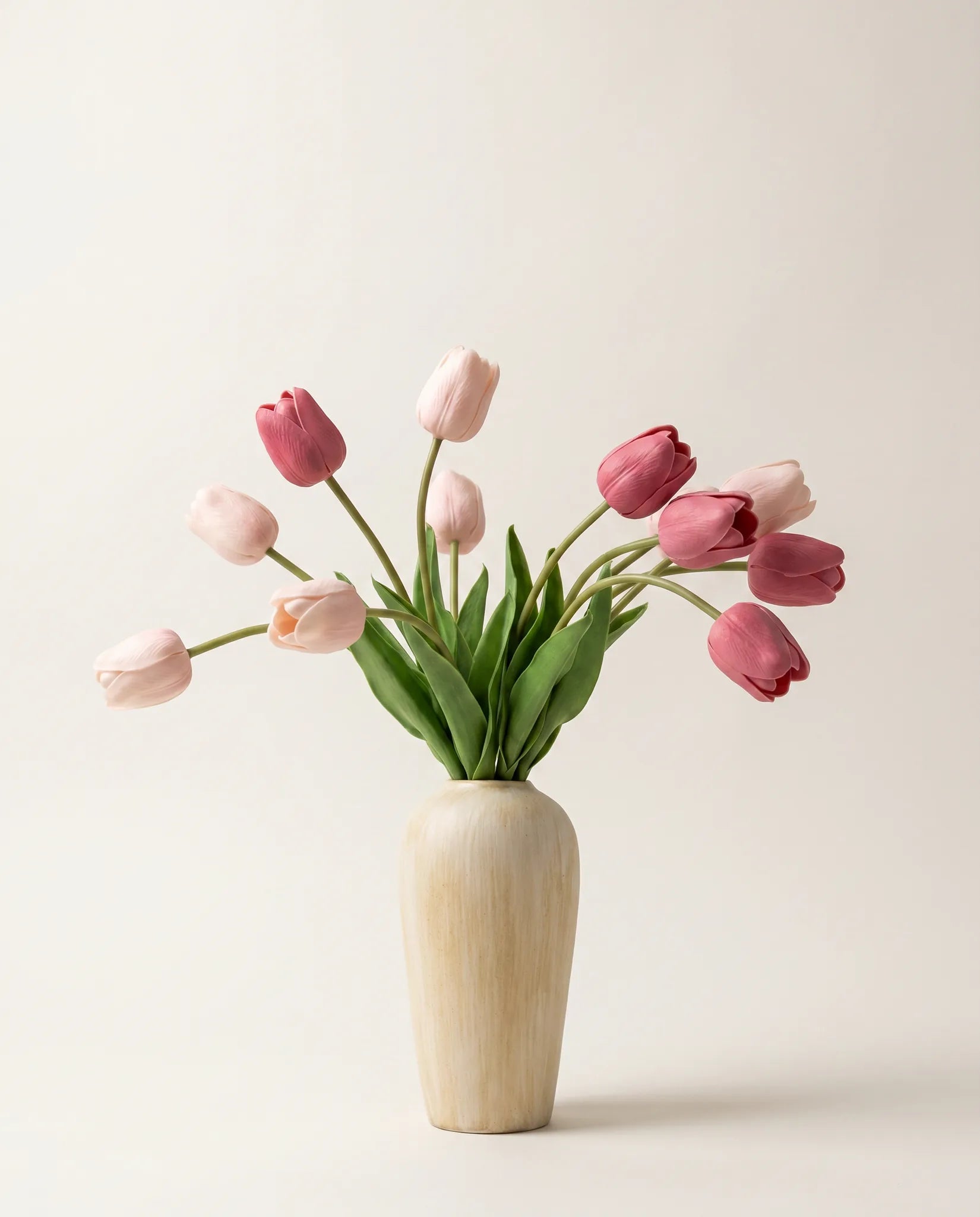 Bouquet artificiel de tulipes rose bonbon en gros plan