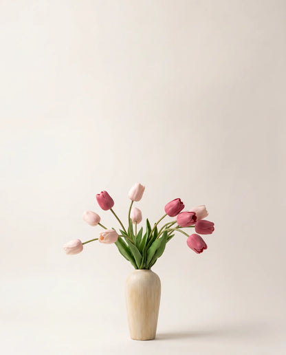 Bouquet artificiel de tulipes roses dans un vase en céramique