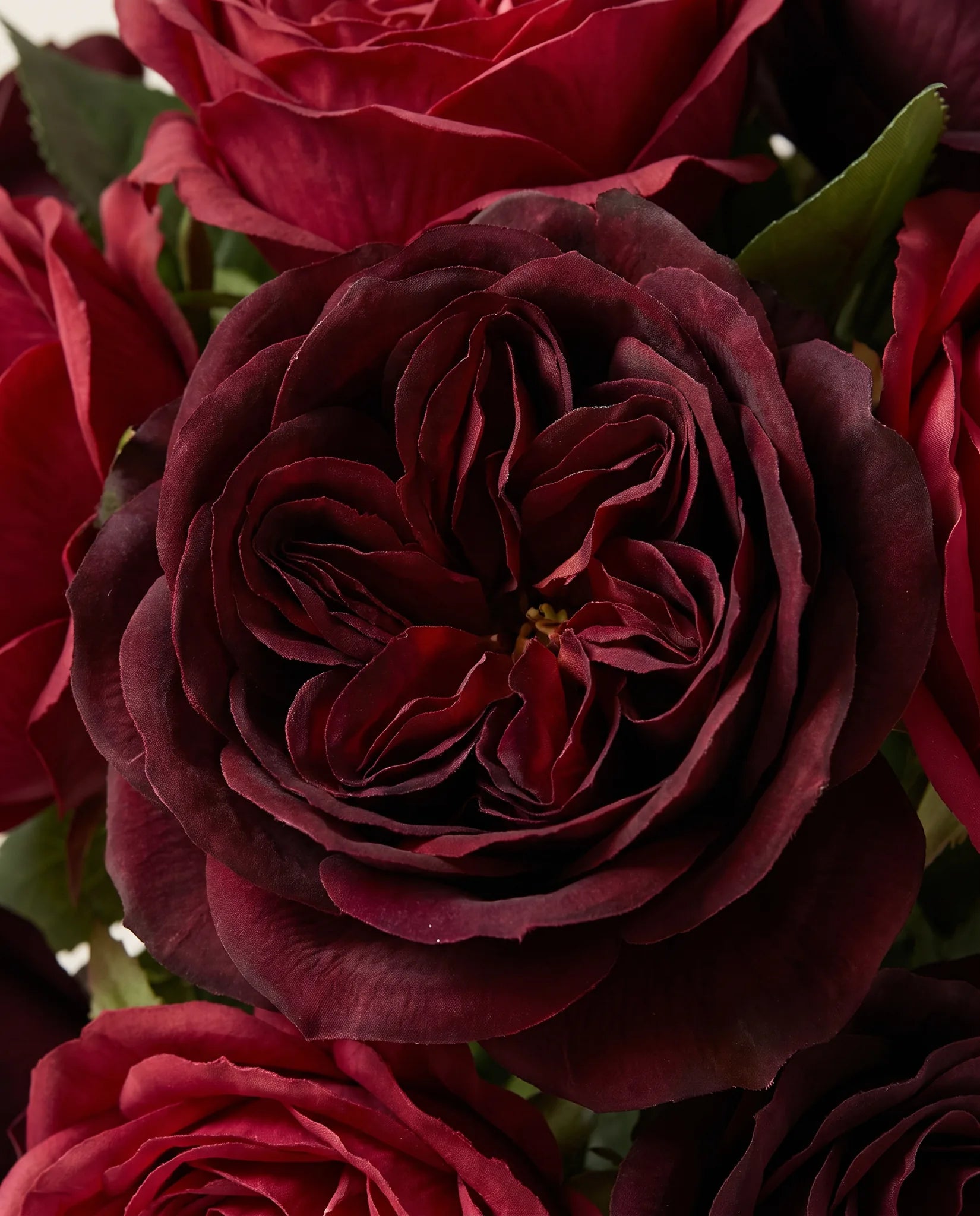 Gros plan sur les roses artificielles bordeaux du bouquet Velours Bordeaux
