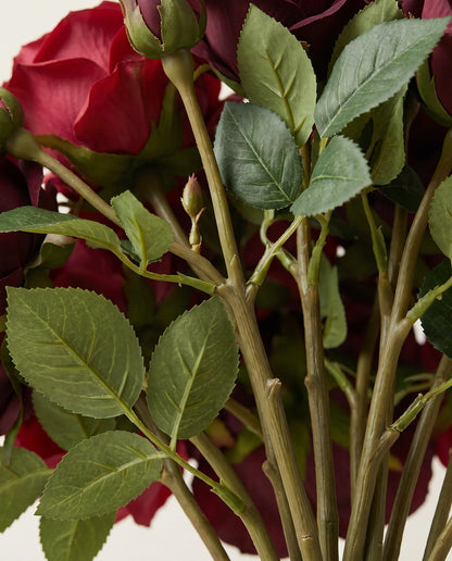 Détail des tiges et du feuillage vert du bouquet artificiel Velours Bordeaux