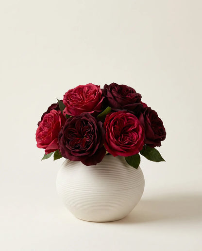 Bouquet artificiel de roses bordeaux aux pétales veloutés en gros plan