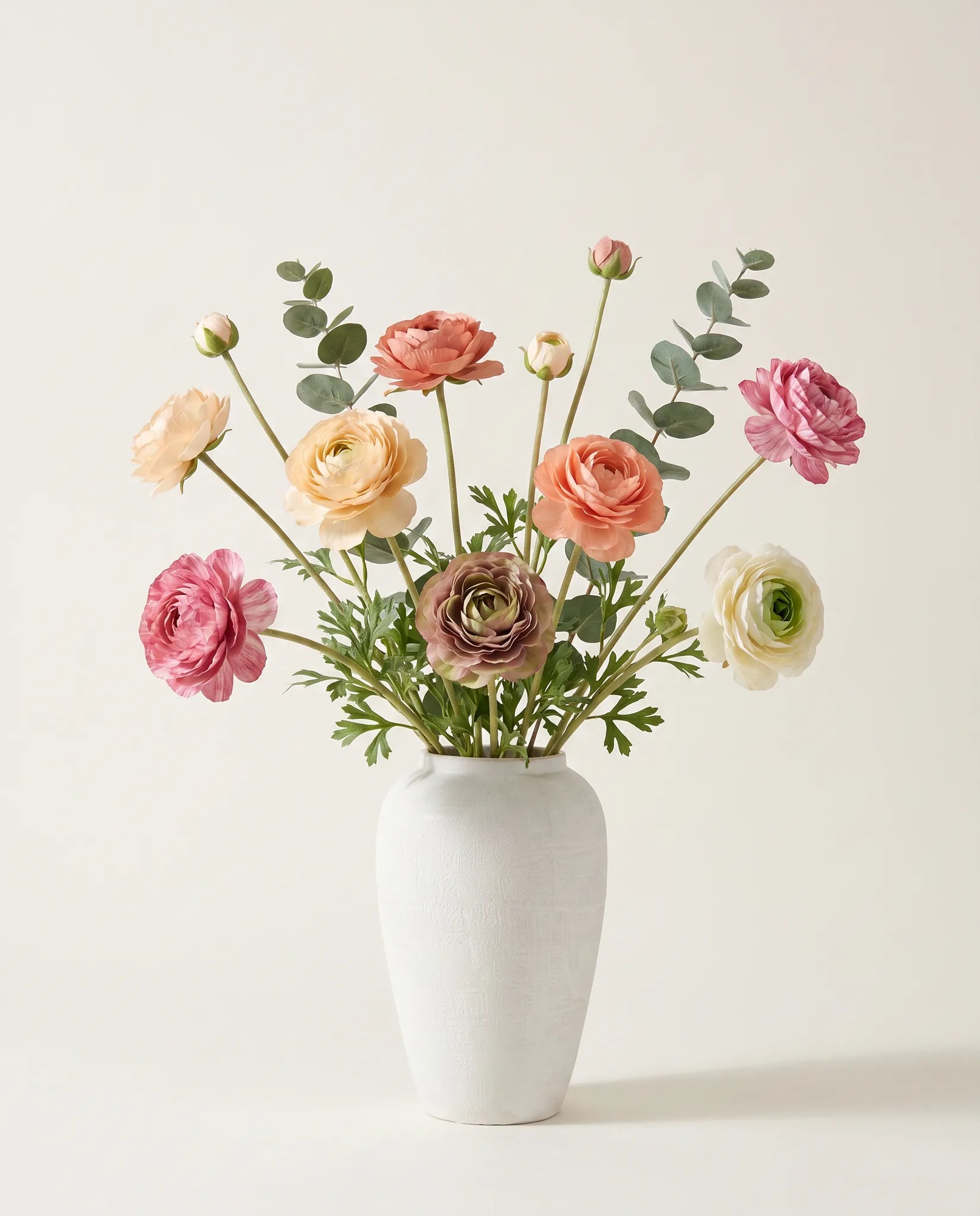 Bouquet artificiel de renoncules multicolores aux tons chauds en gros plan