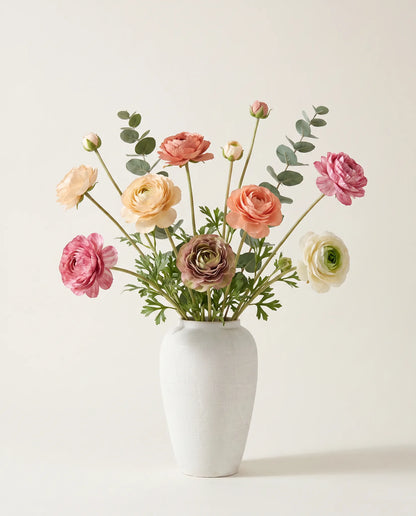 Bouquet artificiel de renoncules multicolores aux tons chauds en gros plan