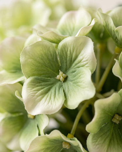 Gros plan sur les fleurons d'hortensia artificiel du bouquet Vert d'Eau