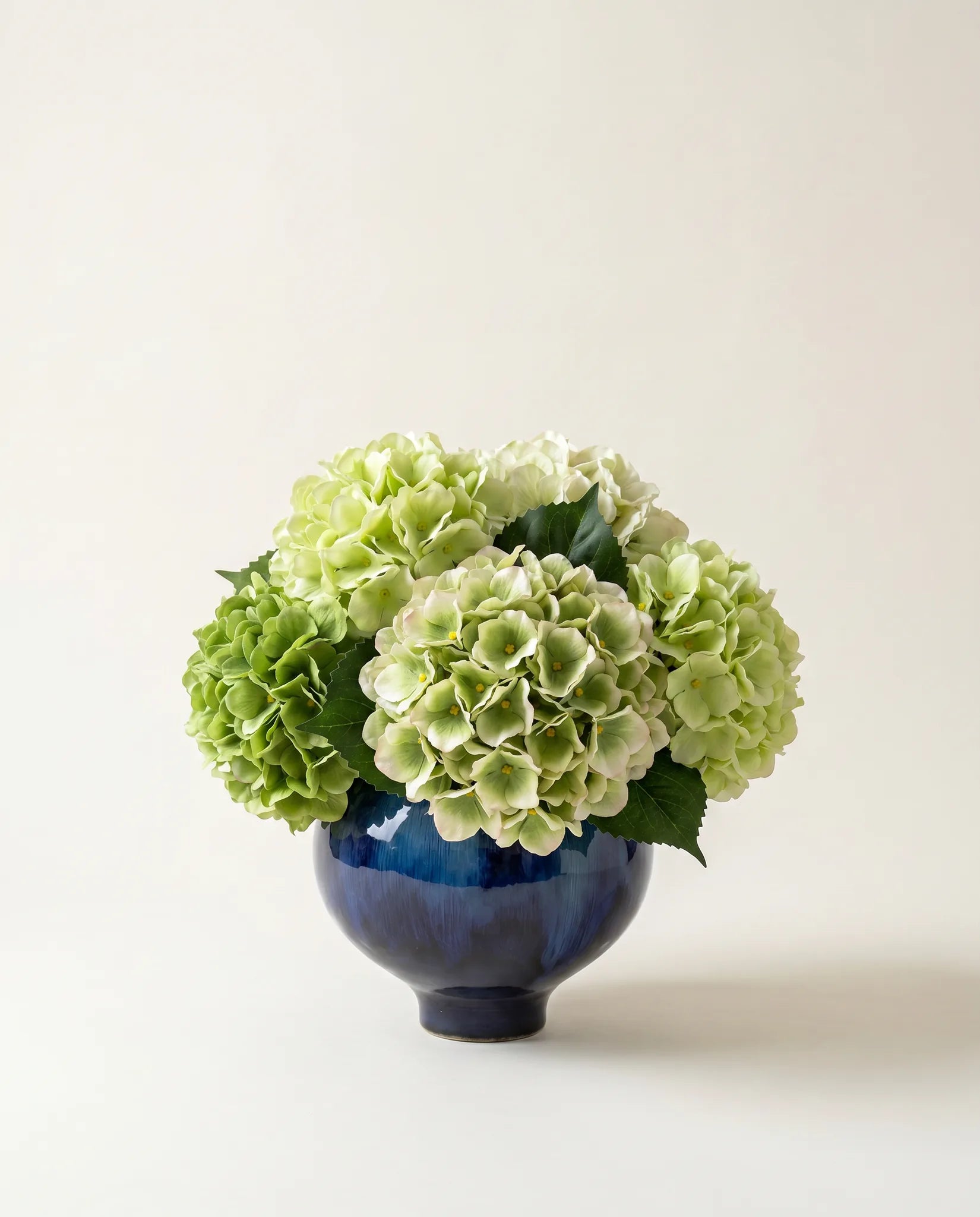 Bouquet artificiel d'hortensias vert d'eau et blanc en gros plan