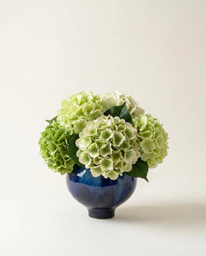 Bouquet artificiel d'hortensias vert d'eau et blanc en gros plan