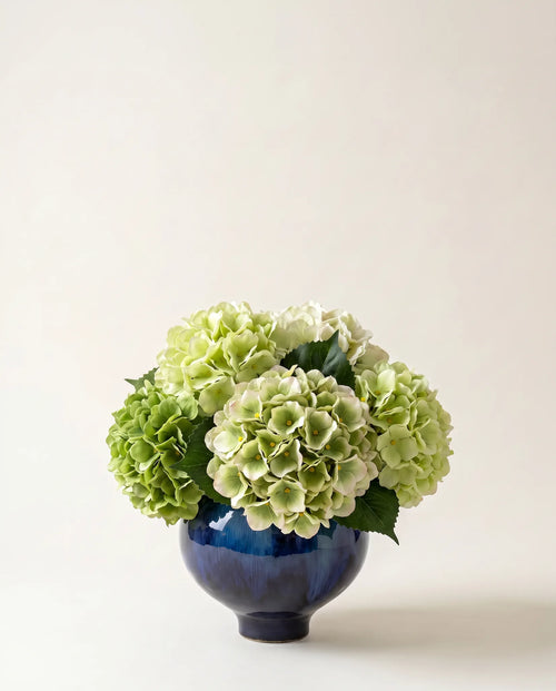 Bouquet artificiel d'hortensias vert et blanc dans un vase en céramique