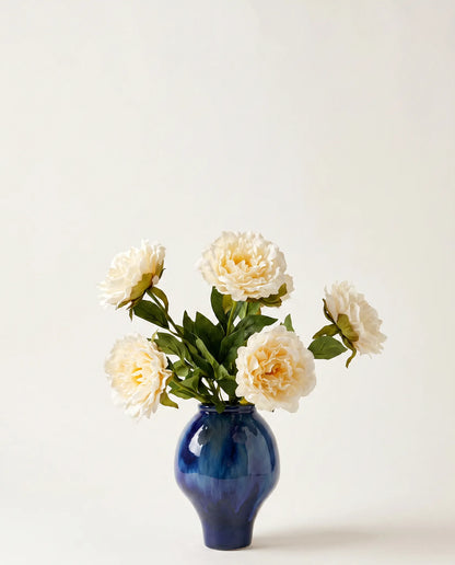 Bouquet artificiel de pivoines blanches en gros plan, pétales froissés