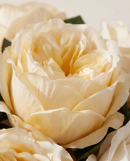 Gros plan sur les roses artificielles crème du bouquet Lait d'Amande