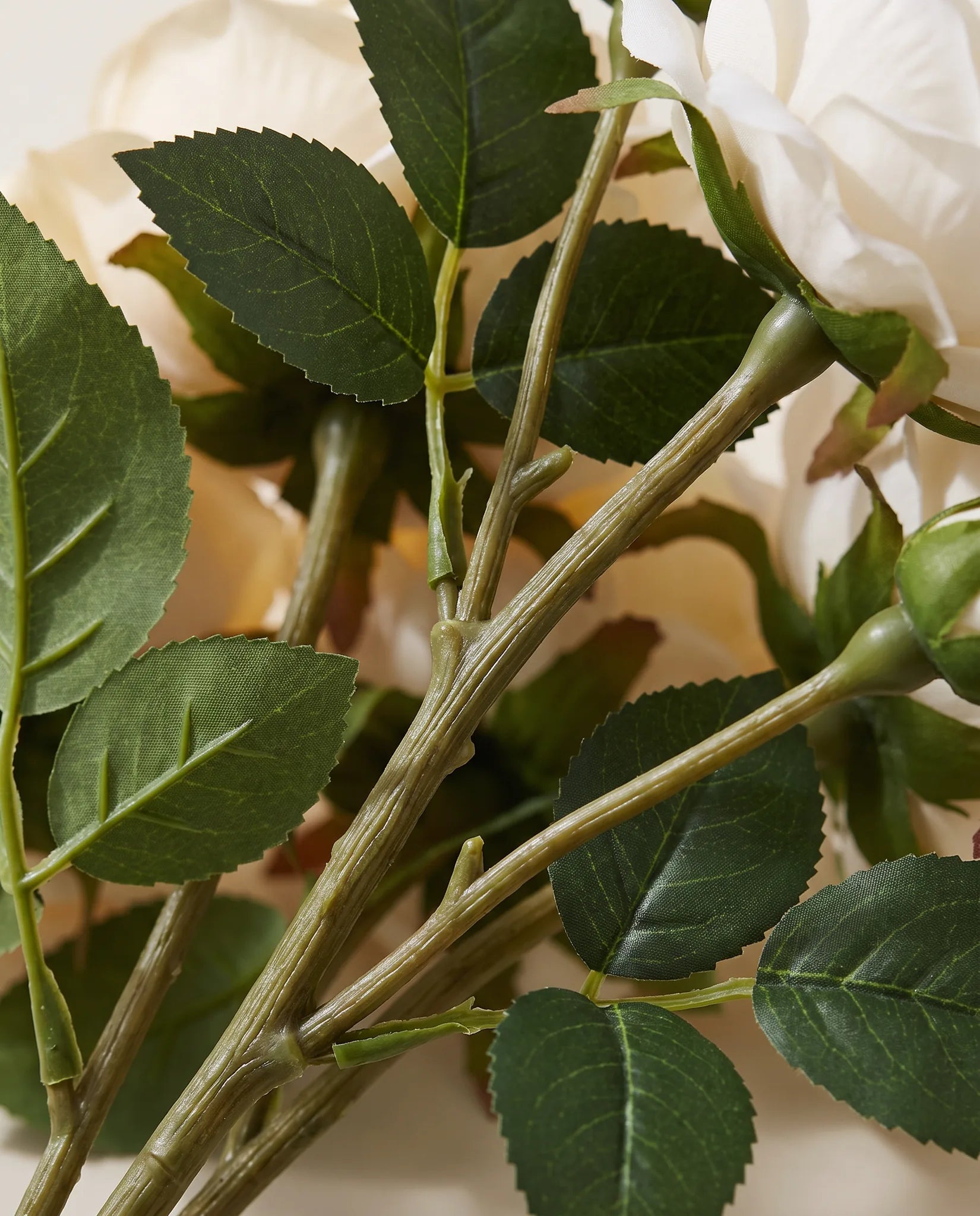 Détail des feuilles et des tiges fines du bouquet artificiel Lait d'Amande
