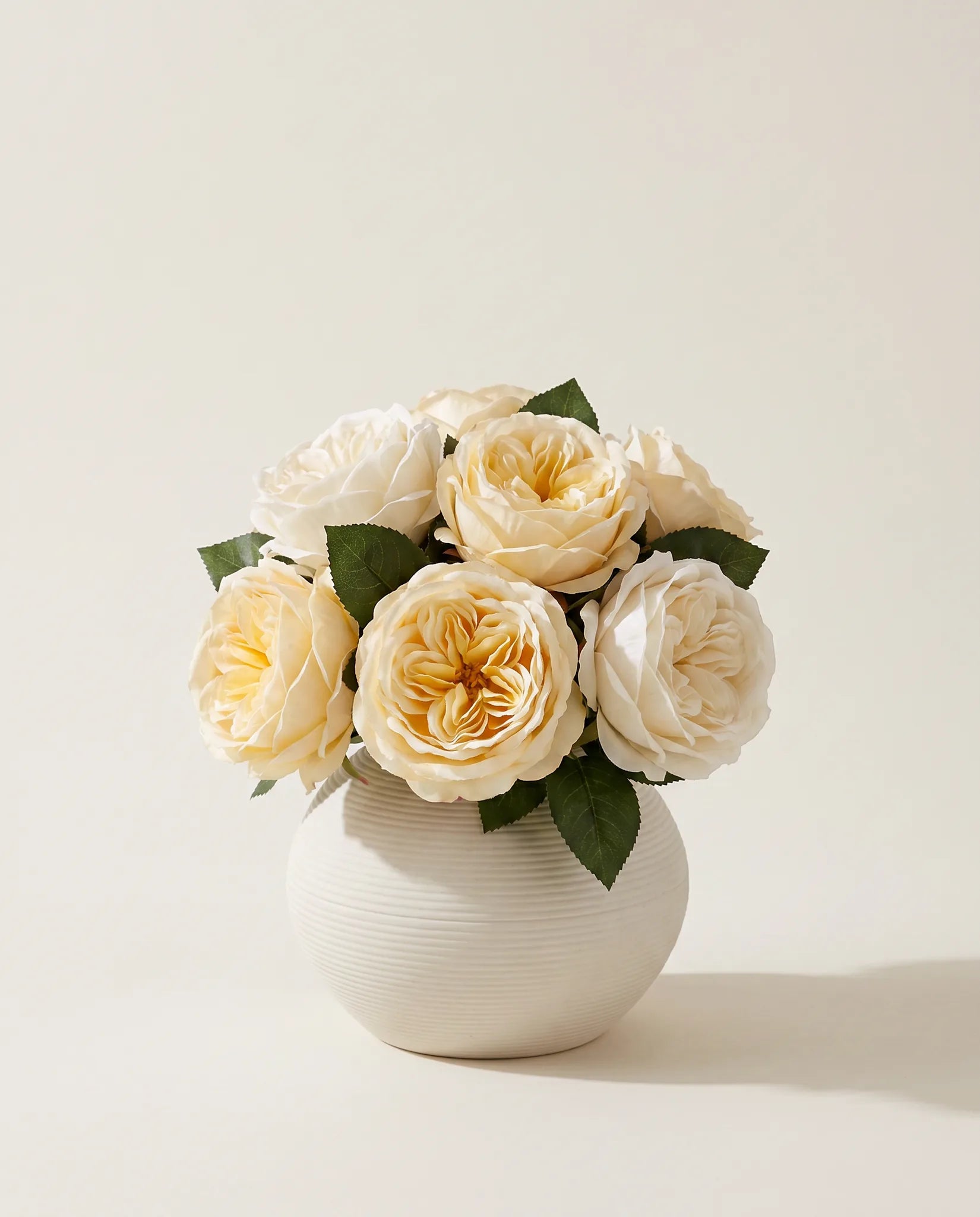 Bouquet artificiel de roses crème et ivoire en gros plan