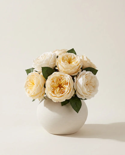 Bouquet artificiel de roses crème et ivoire en gros plan