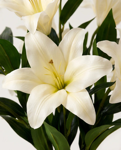 Gros plan sur les lys artificiels blancs du bouquet Blanc de Lune