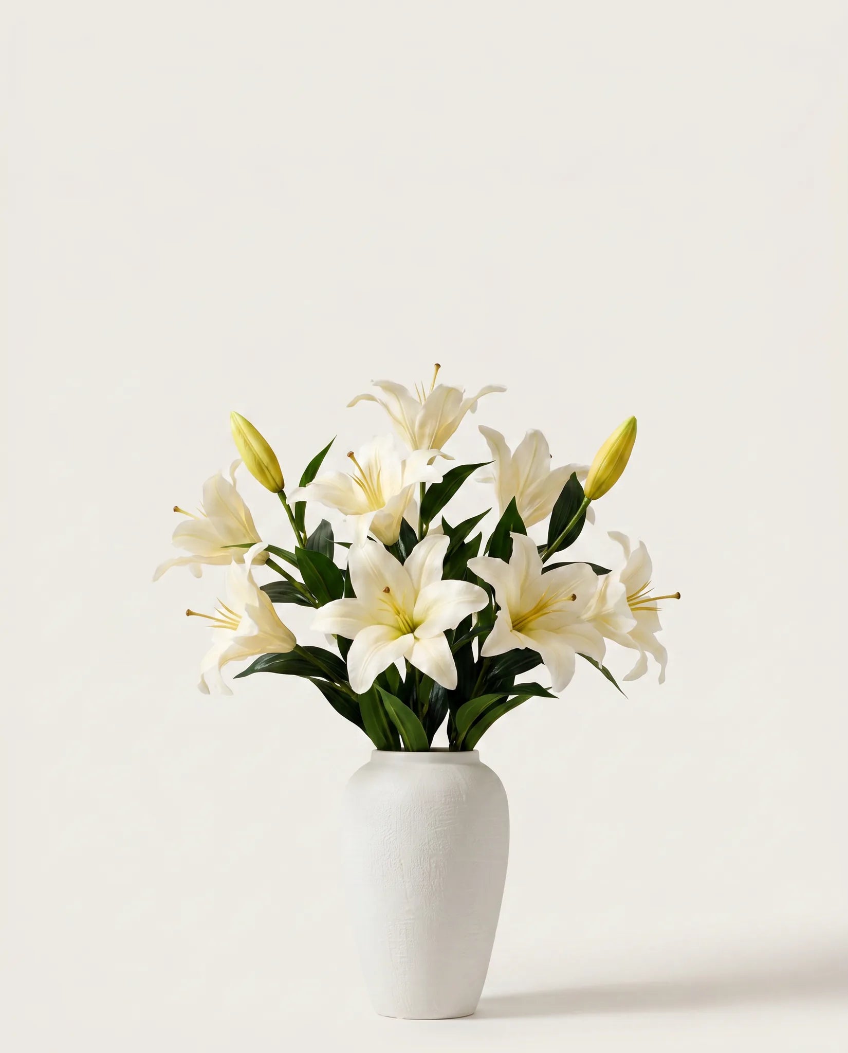 Bouquet artificiel de grands lys blanc pur en gros plan