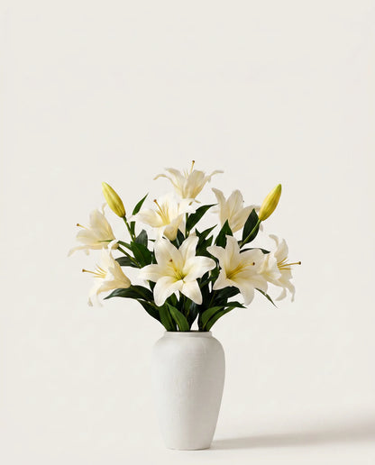 Bouquet artificiel de grands lys blanc pur en gros plan