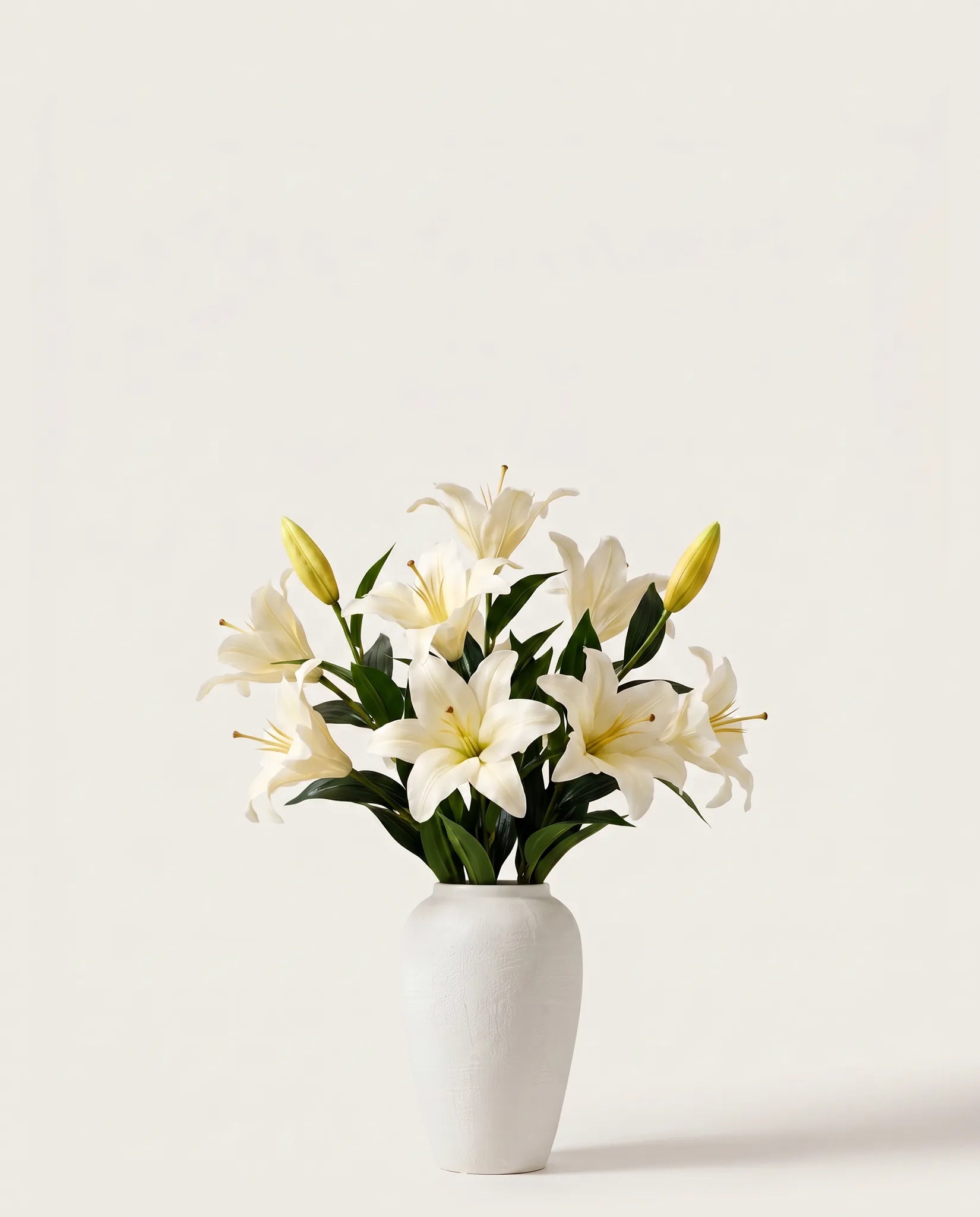 Grand bouquet artificiel de lys blanc pur dans un vase en céramique