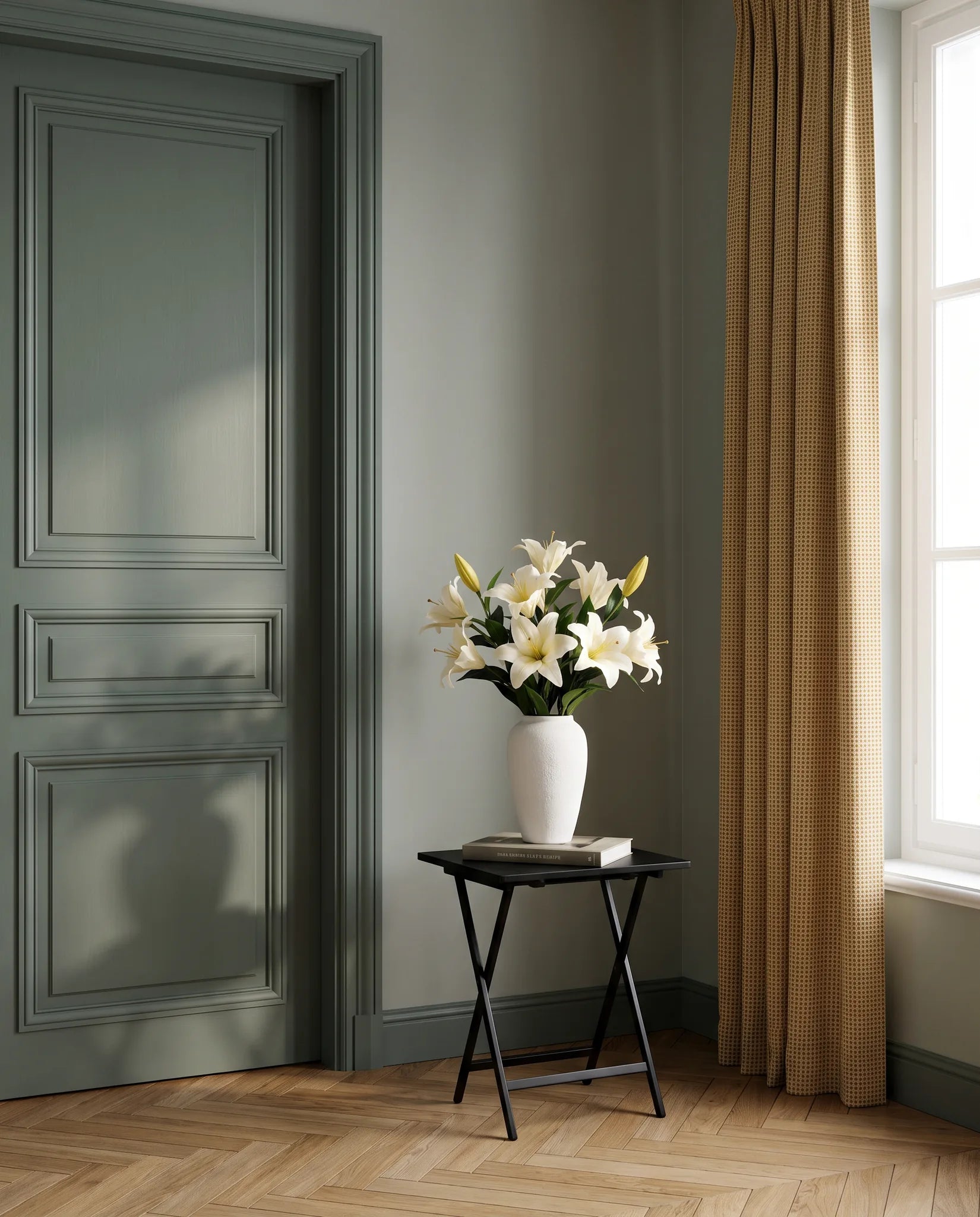 Bouquet artificiel blanc dans une entrée au parquet point de Hongrie, porte vert sauge