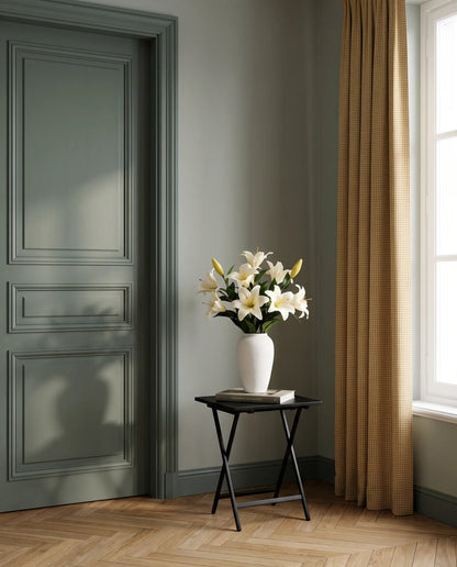 Bouquet artificiel blanc dans une entrée au parquet point de Hongrie, porte vert sauge