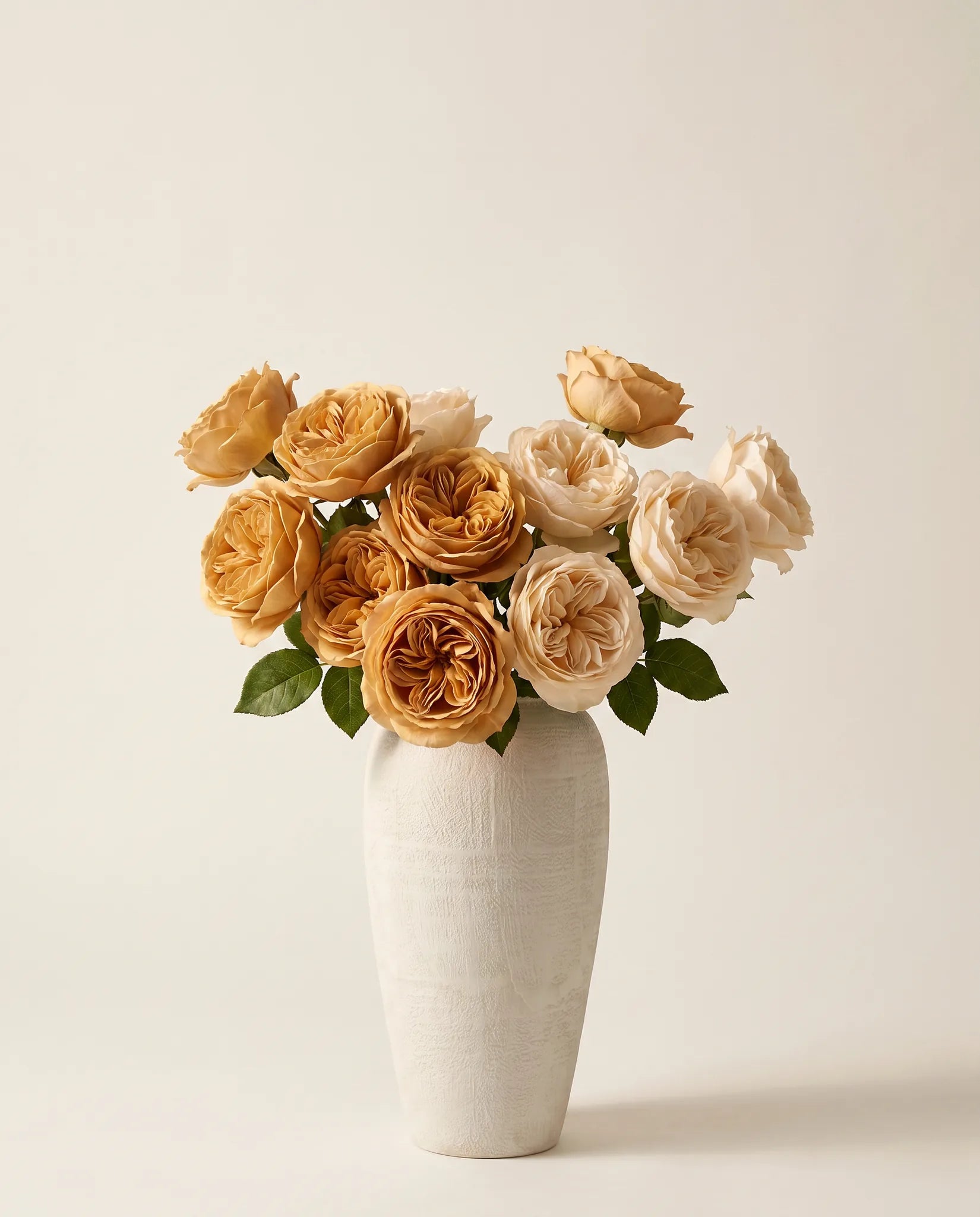 Bouquet artificiel de roses champagne et vert en gros plan