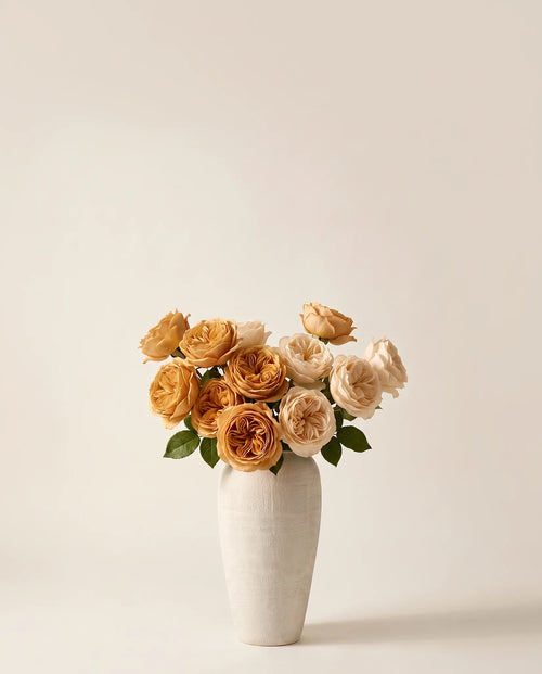 Bouquet artificiel de roses champagne dans un vase en céramique