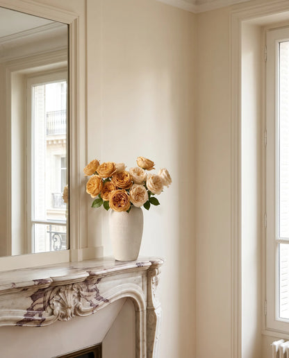 Grand bouquet artificiel champagne près d'une cheminée en marbre, salon parisien rénové