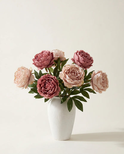 Grand bouquet artificiel de pivoines roses en gros plan